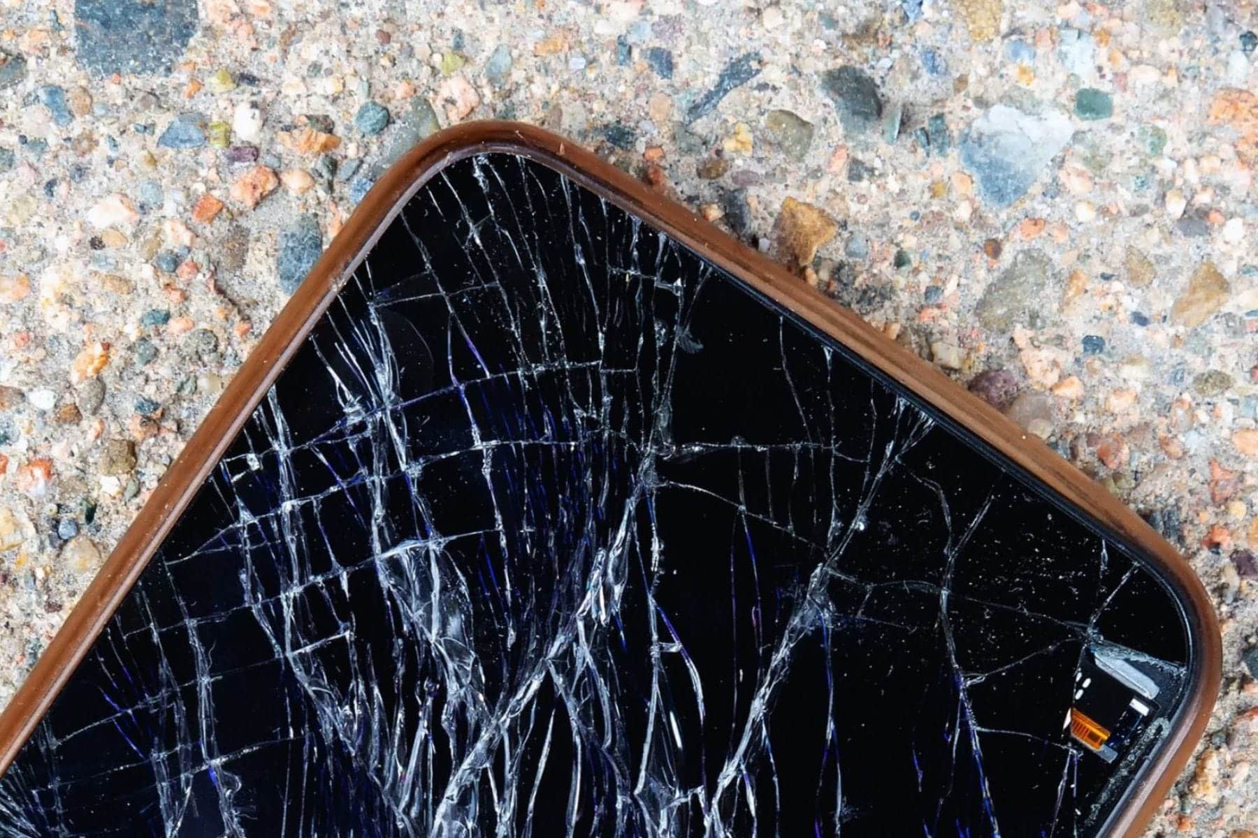 iphone-ecran-casse-que-faire iPhone avec écran cassé, solutions de réparation disponibles chez Techni'Phone Valence.