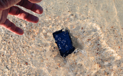 Téléphone tombé dans l’eau : les bons réflexes (et les erreurs à éviter)